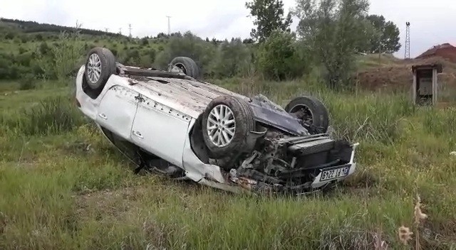 Benzinliğe girerken yoldan çıkarak takla attı 