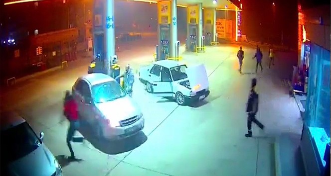 Benzinlikte araba yangını korkuttu..