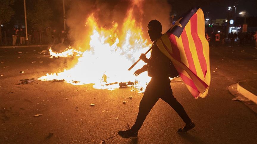 Berabere biten El Clasico'da sahada futbol, sokakta arbede