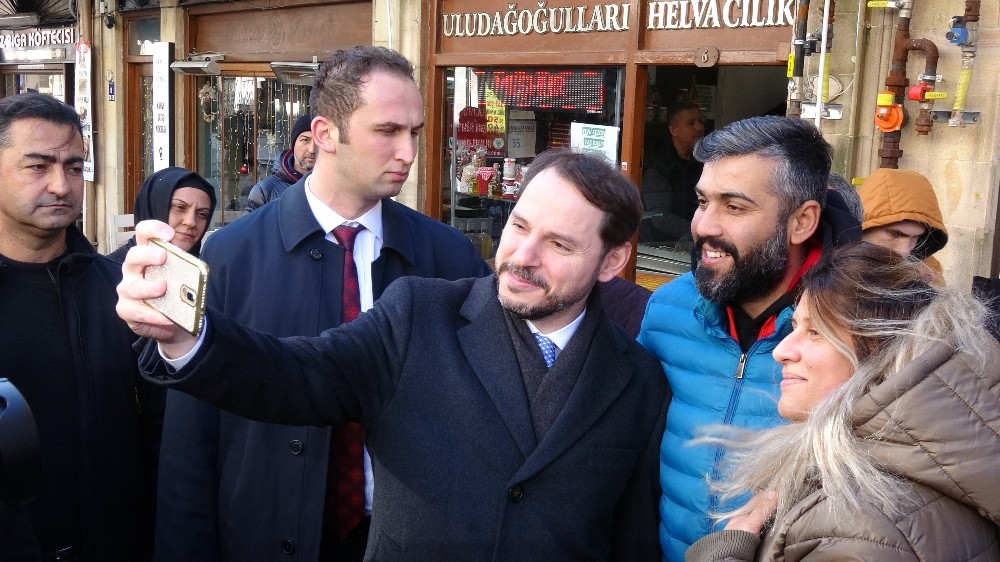 Berat Albayrak Çanakkalelilerle özçekim yaptı, gazetecilerle simidini bölüştü 