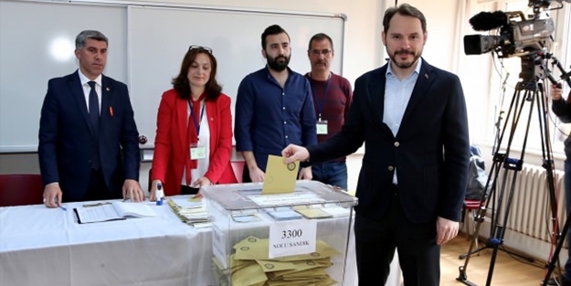 Berat Albayrak oyunu eşiyle birlikte kullandı