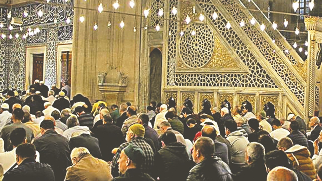 Berat gecesinde camiler doldu taştı