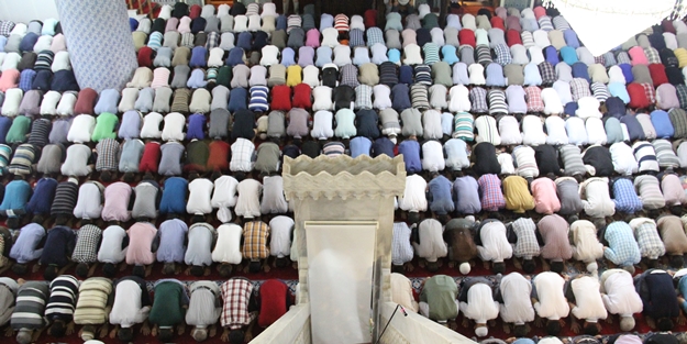 Berat Gecesi'nde eller 'Beraat' talebi ile açıldı