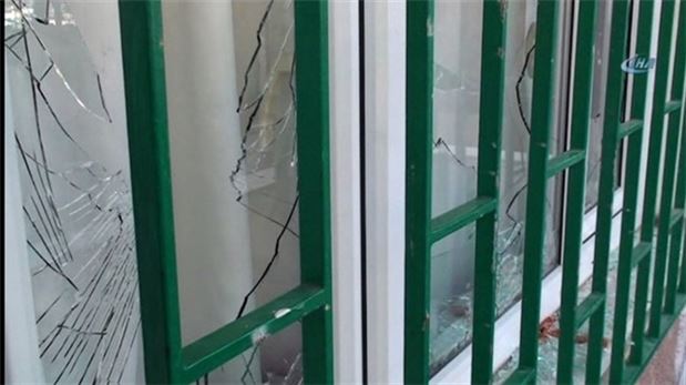 Beratcan'ın ailesinin evini taşladılar