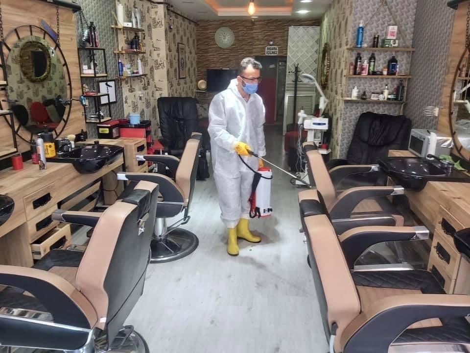 Berber ve kuaförler, dezenfekte ediliyor 