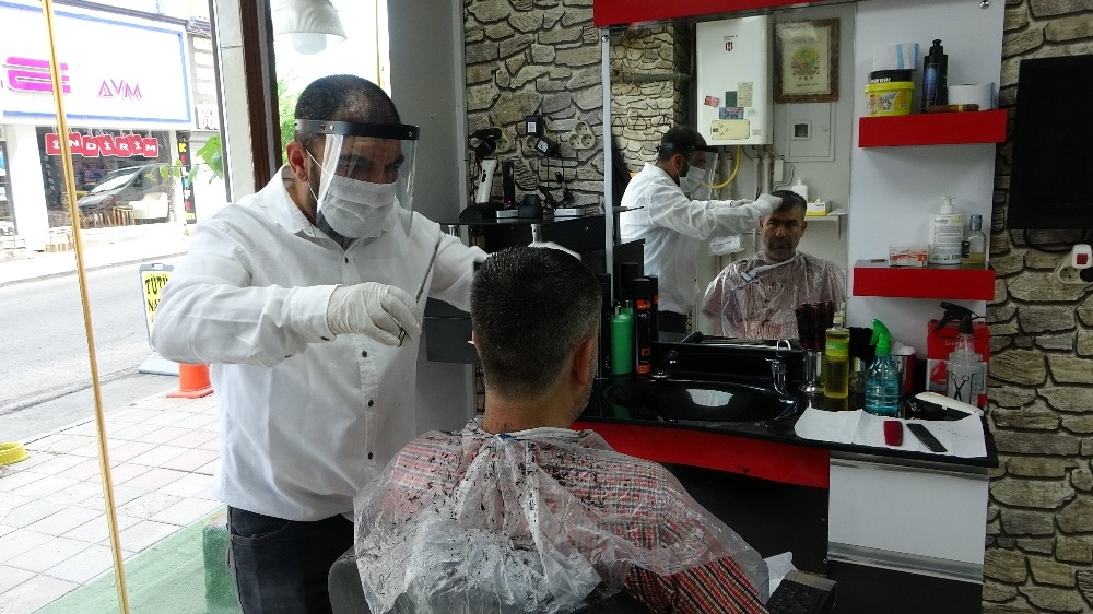 Berber ve kuaförlerde ilk gün yoğunluğu 