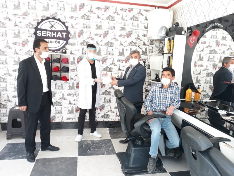 Berber ve kuaförlere maske,sperlik,eldiven ve dezenfektan dağıtıldı 