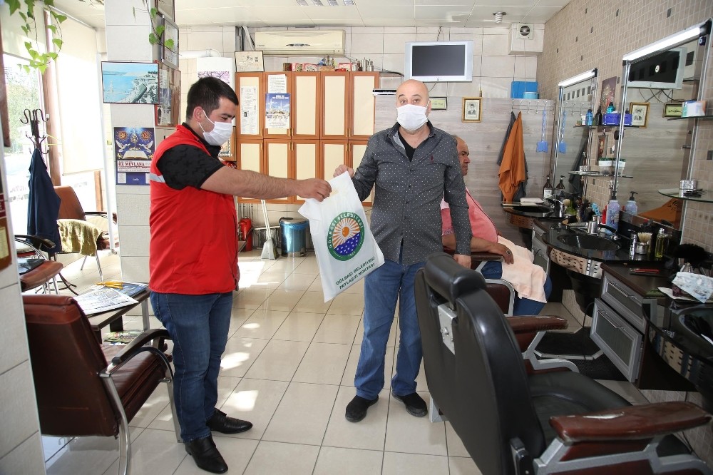 Berber ve kuaförlere önlük dağıtıldı 