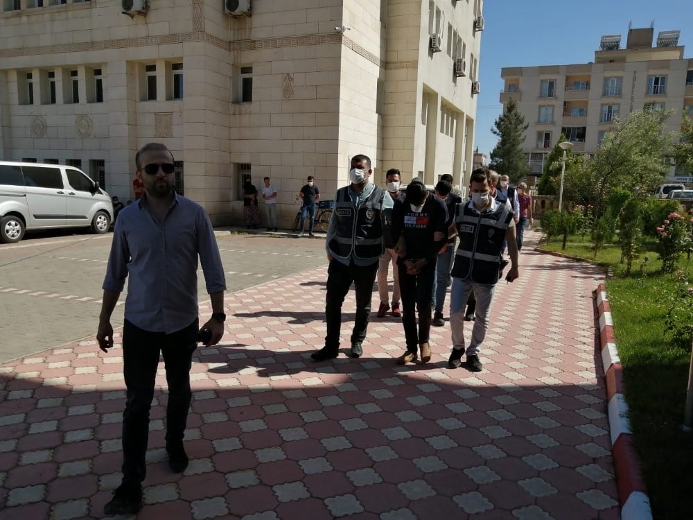 “Berberiz, tıraş etmeye geldik” deyip 30 bin lira çalmışlardı, tutuklandılar 