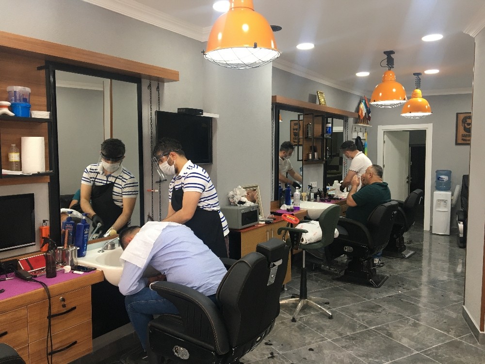 Berberler tedbirlere uyarak hizmete başladı 