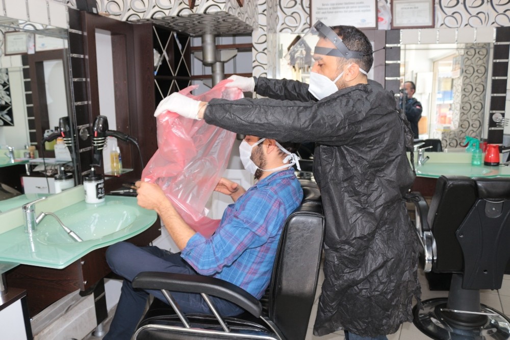 Berberler ve kuaförler müşteri kabul etmeye başladı 