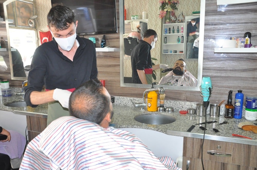 Berberlerde 50 gün sonra yeniden makas sesleri duyuldu 