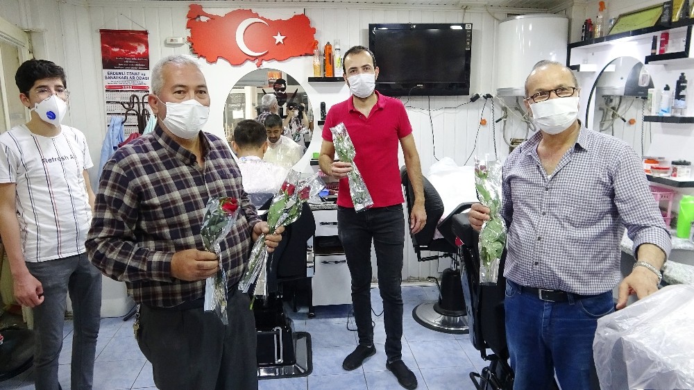 Berberlere çiçekli alkışlı karşılama 