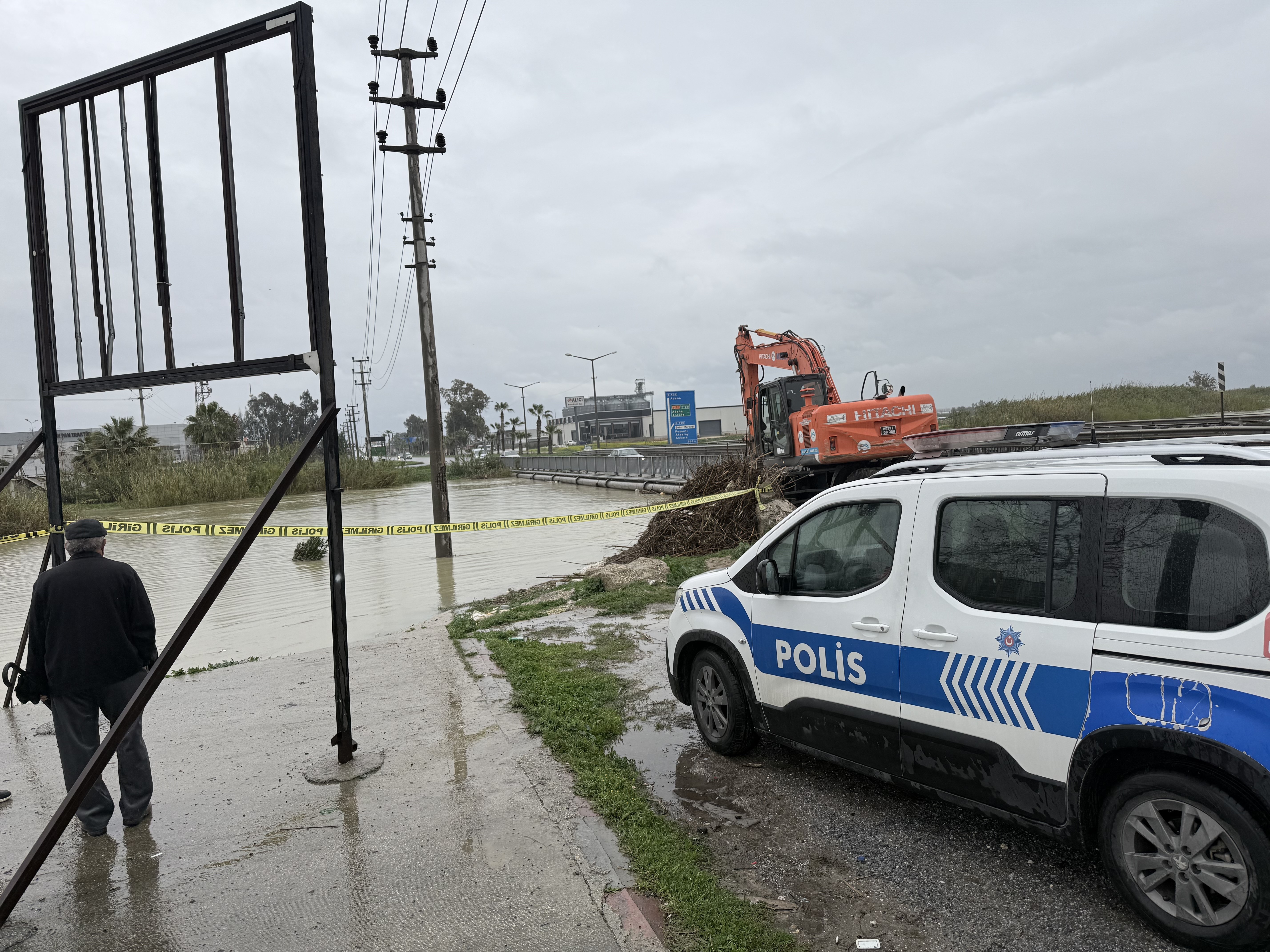 Berdan Irmağı'nda alarm, su seviyesi köprüye dayandı