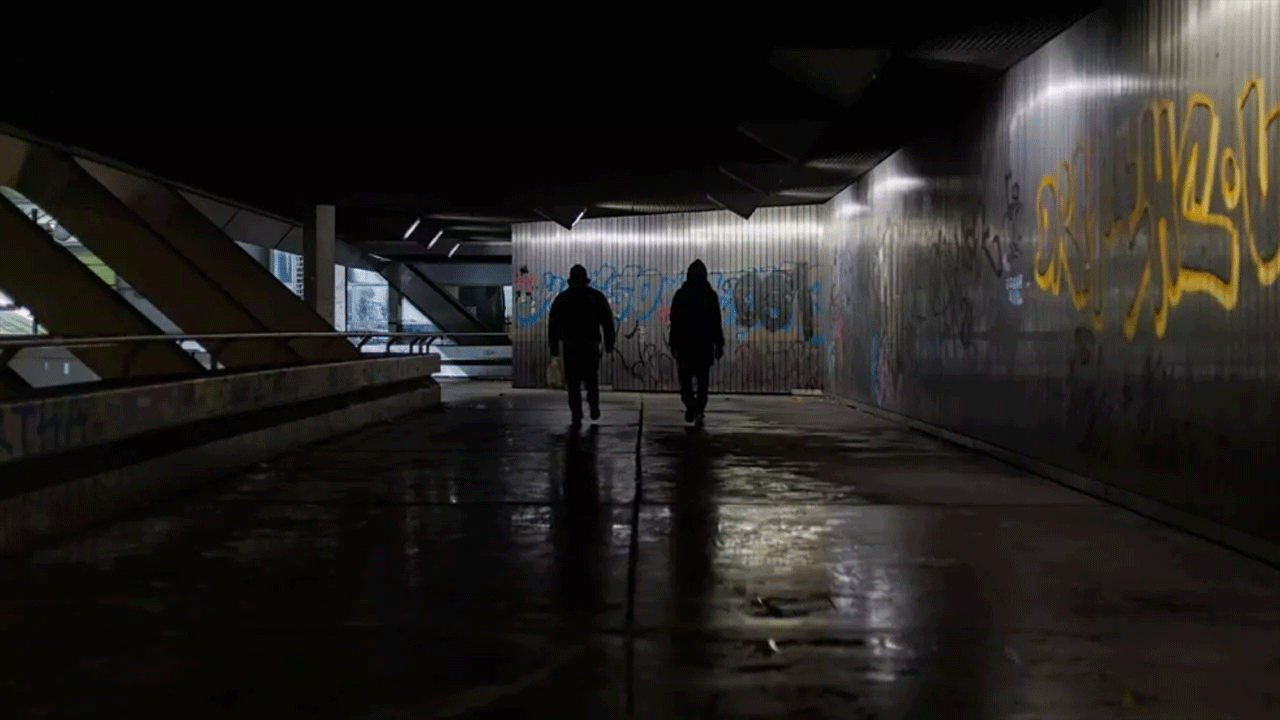 Berlin buz kesti çaresizlik diz boyu! On binlerce kişi dördüncü geceyi de karanlık ve soğukta geçirdi!