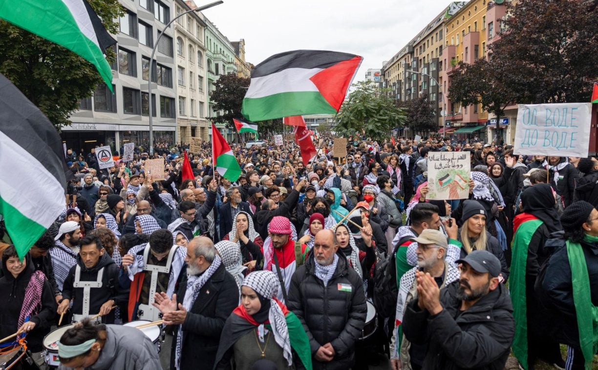Berlin’de Filistin’e destek gösterisi! Binlerce kişi Gazze için sokağa çıktı