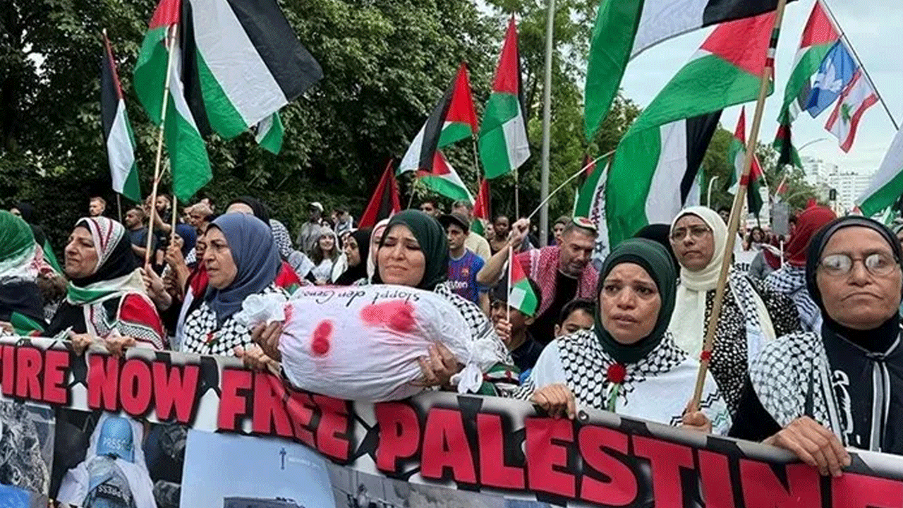 Berlin'de Filistin'e destek gösterisi