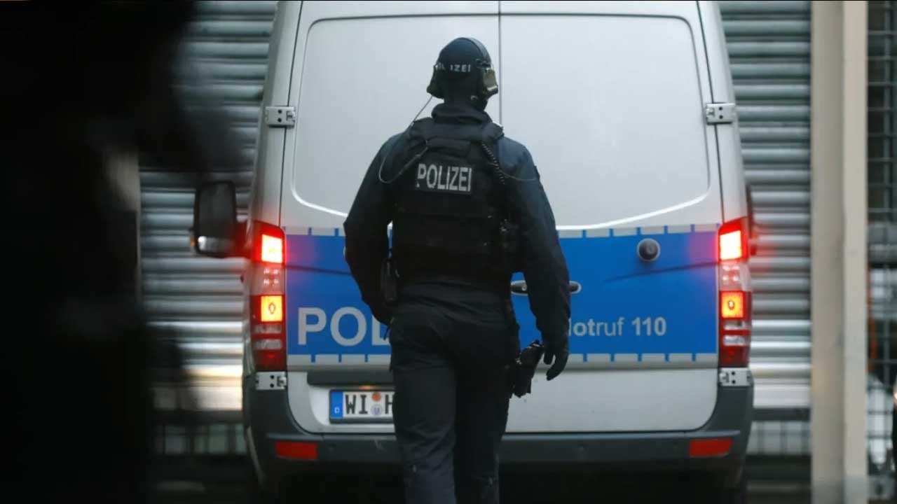 Berlin’de LGBT yürüyüşü iptal edildi! Araç aralarına daldı