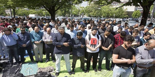 Berlin'de müslüman öğrencilerden mescit protestosu