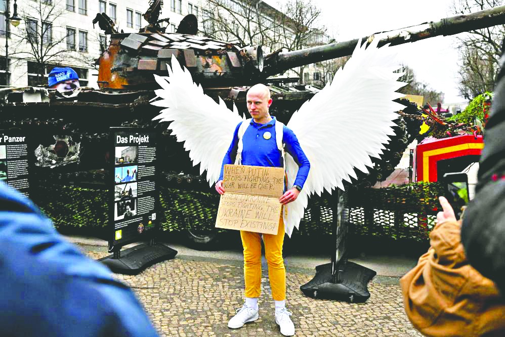 Berlin’deki Rus elçiliğine Rus tankıyla protesto