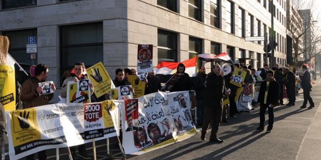 Berlin'deki Mısırlılardan referandum protestosu