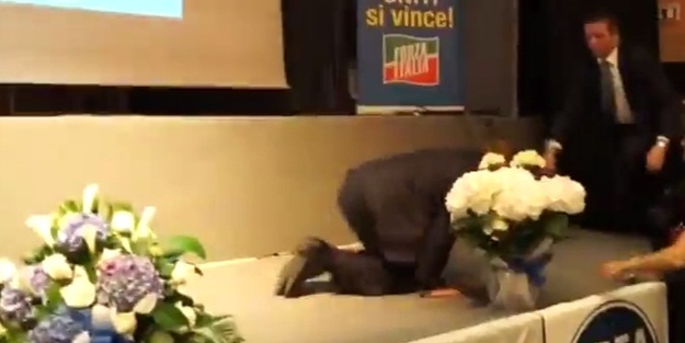 Berlusconi'nin zor anları - VIDEO