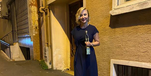 Berna Laçin'den hayrete düşüren paylaşım! Oynanmayan tiyatronun 'en iyi kadın oyuncusu' seçildi