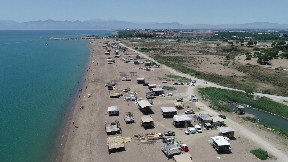 Beş yıldızlı otellere komşu ’Çardak Beach’ sezonu açtı 