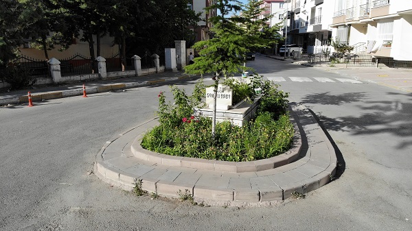 Beş yolun ortasında bulunuyor! Bu mezarı