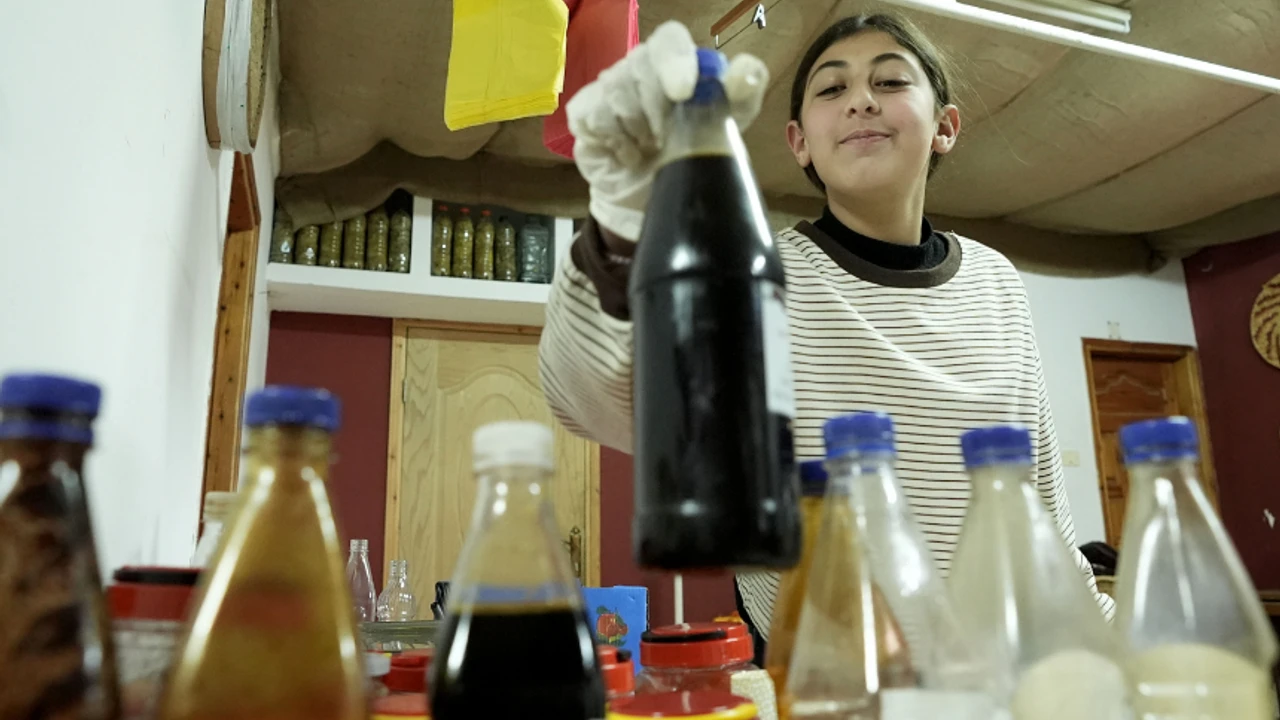 Besicilik yapan Filistinli kız, sosyal medyada organik çiftlik ürünleri satıyor