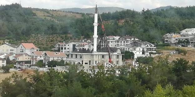 Beşik gibi sallanan minare söküldü
