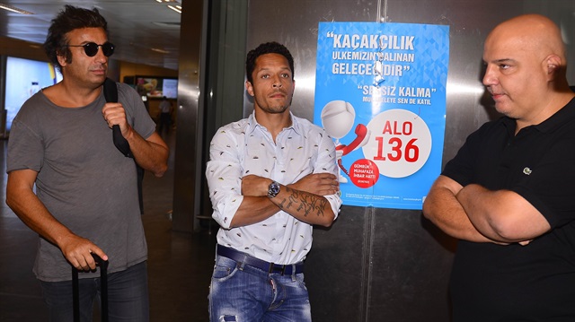 Beşiktaş Adriano'yu resmen duyurdu