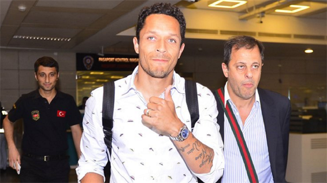 Beşiktaş Adriano'yu Roma'nın elinden almış