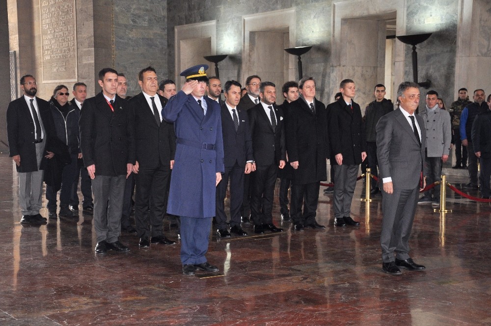 Beşiktaş Başkanı Çebi ve yönetimi Anıtkabir’i ziyaret etti 