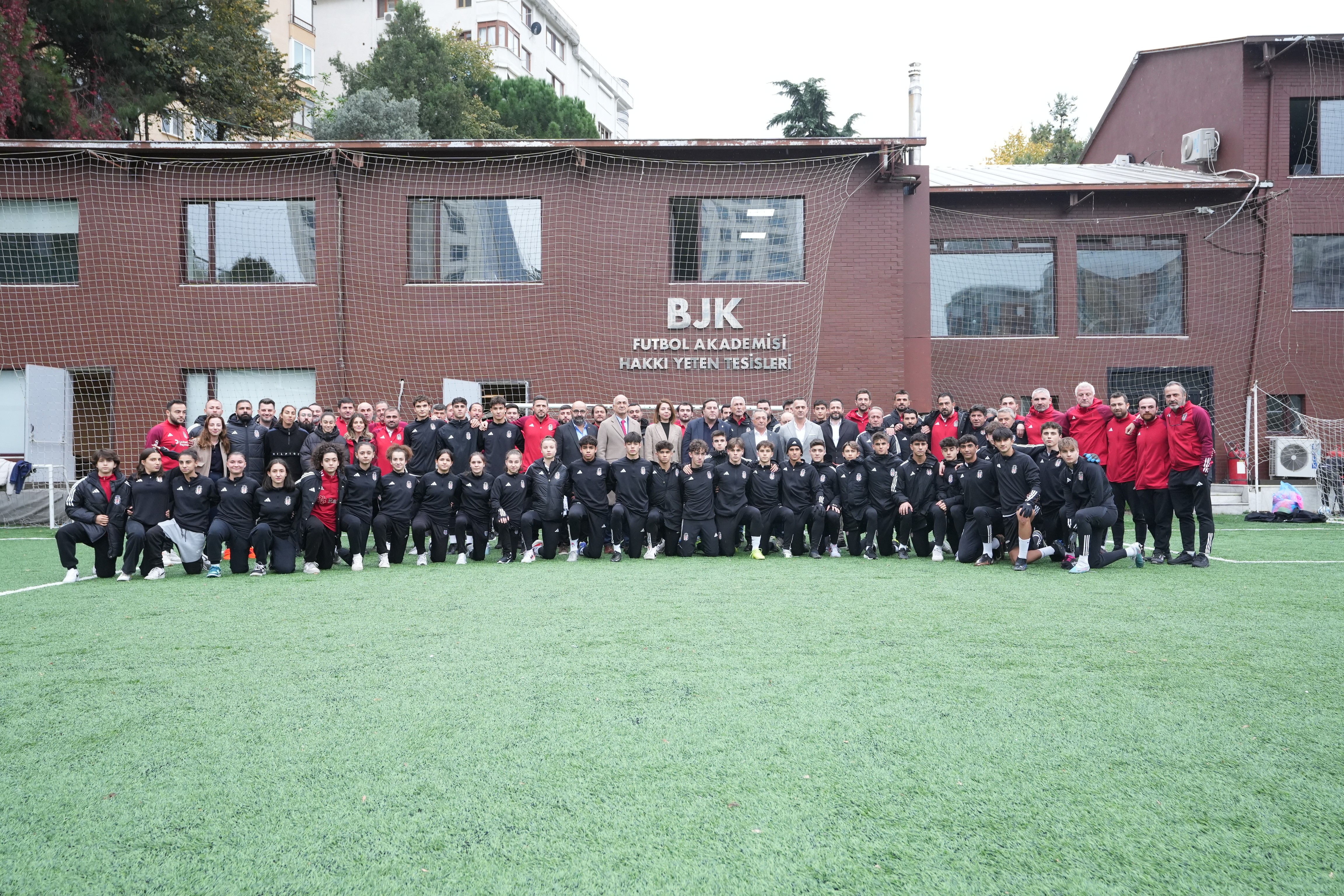 Başkan Nur Çebi sporcularla vedalaştı! Beşiktaş'ın tek kurtuluş yolunu açıkladı!