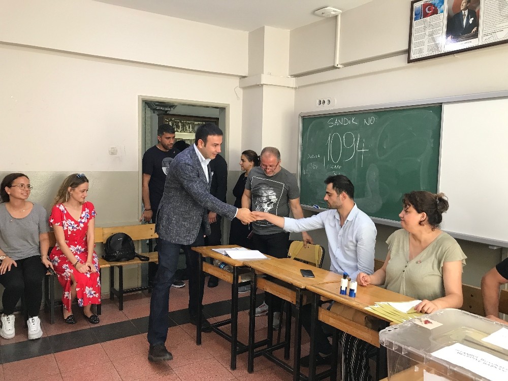 Beşiktaş Belediye Başkanı Akpolat, oyunu kullandı 