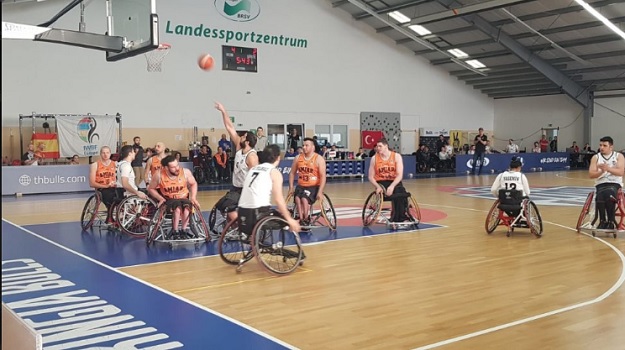 Beşiktaş-BSR Amiab Albacete: 73-53