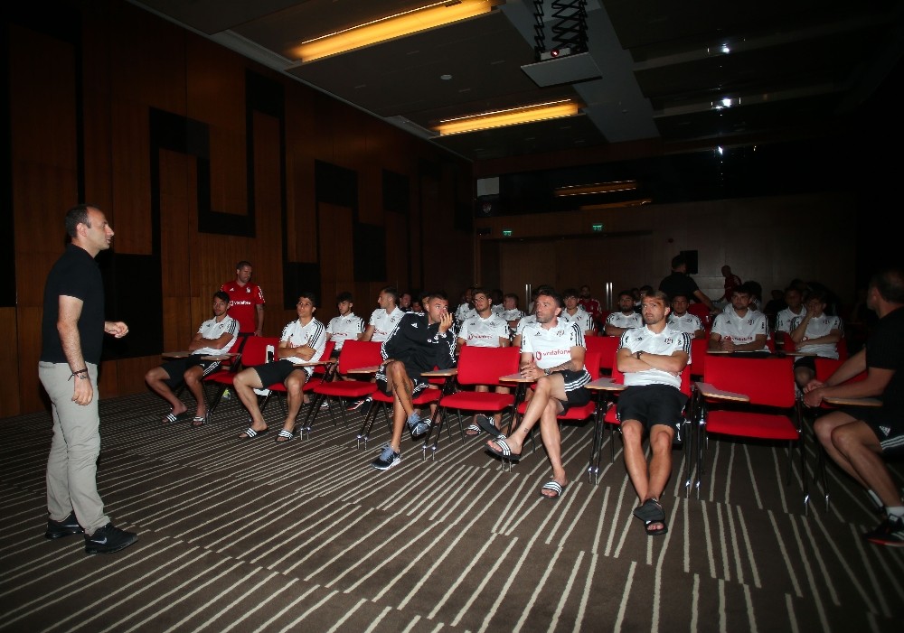 Beşiktaş Futbol Takımı’na yeni sezon kuralları hakkında bilgi verildi 