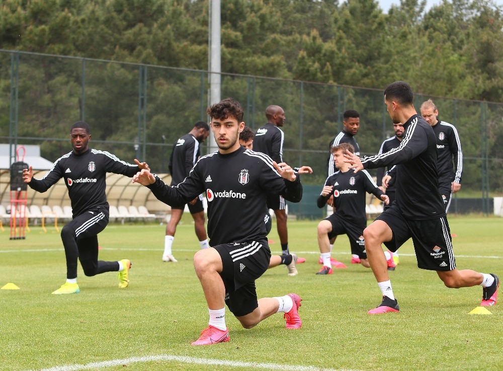 Beşiktaş günün ilk idmanını tamamladı 