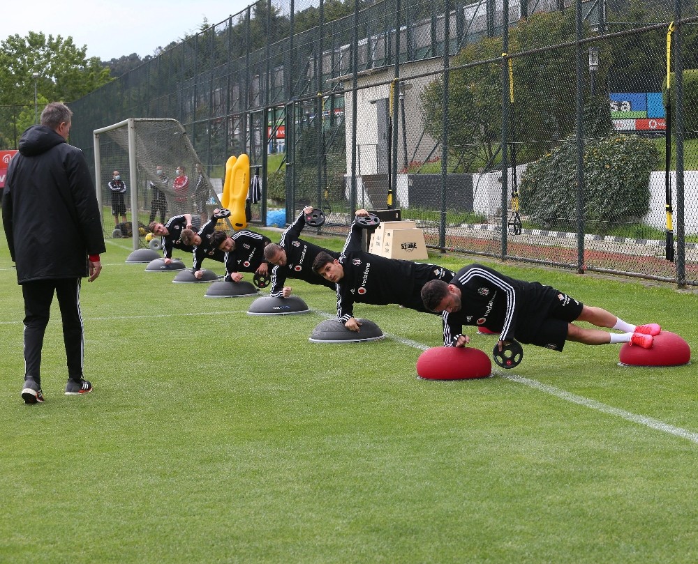 Beşiktaş günün ilk idmanını yaptı 