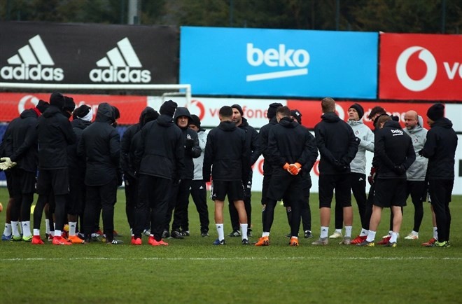 Beşiktaş, Kayserispor maçına karla karışık yağmur altında hazırlandı