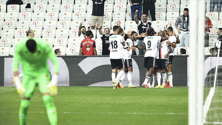 Beşiktaş maç fazlasıyla liderlik koltuğunda