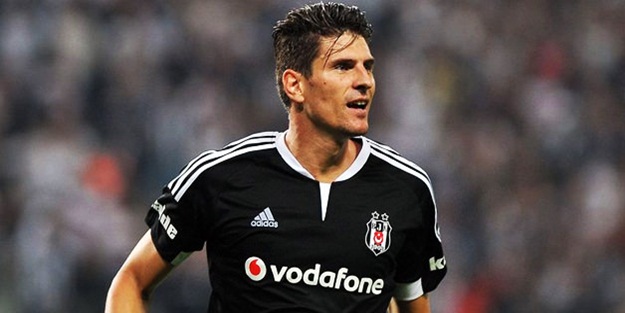 Beşiktaş Mario Gomez'i borsaya bildirdi