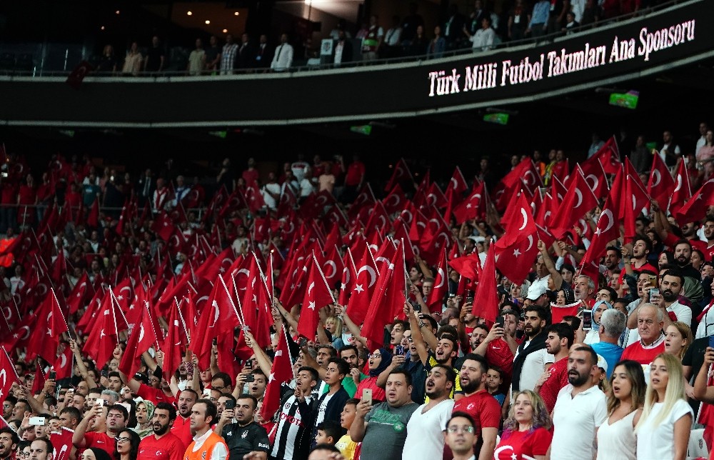 Beşiktaş Park kırmızı-beyaz! 