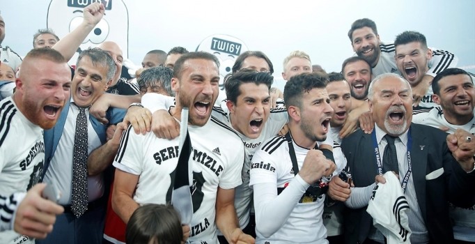 Beşiktaş, Süper Lig kupasını alıyor