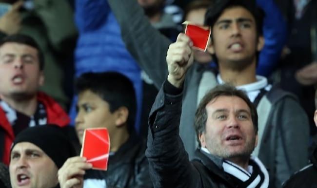 Beşiktaş taraftarı 61. dakikada kırmızıyı çıkardı
