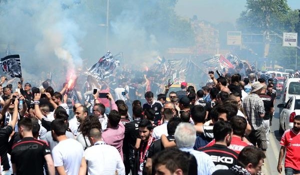 Beşiktaş taraftarı kutlamalara başladı