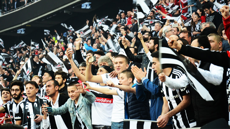 Beşiktaş taraftarı o yasağı deldi!