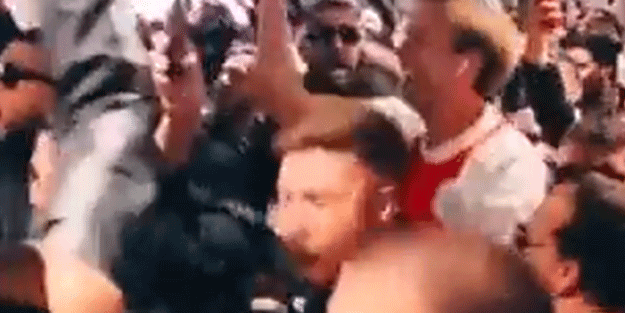 Beşiktaş taraftarları arasında kalan Ajax taraftarının tepkisi olay oldu