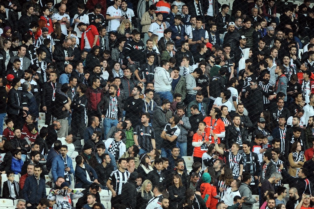 Beşiktaş taraftarlarından Fikret Orman ve Şenol Güneş’e tepki